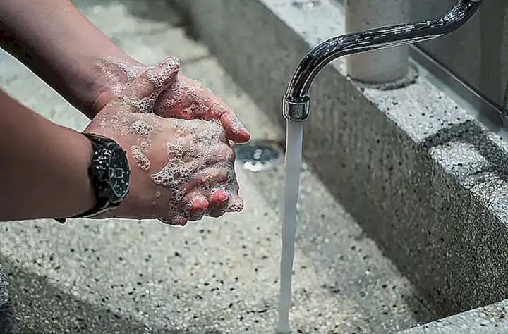 Praktische Tipps für mehr Hygiene beim Urinieren